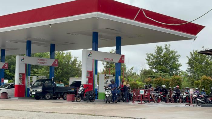 PANTAUAN - Antrean panjang BBM masih terlihat di sejumlah SPBU Kota Palangka Raya hingga Sabtu (9/5/2026), meski PT Pertamina Patra Niaga Kalimantan Tengah telah menyampaikan akan melakukan penambahan stok BBM.