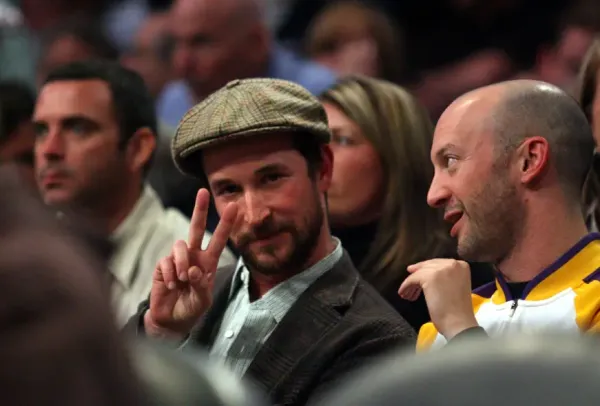 Noah Wyle at an LA Lakers game.