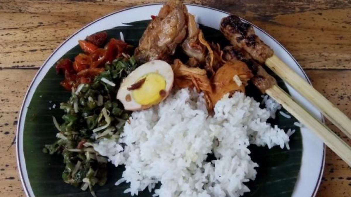 WARUNG NASI BALI - Menu Nasi Ayam di Nasi Ayam Kedewatan Ibu Mangku, Ubud, Gianyar, Bali