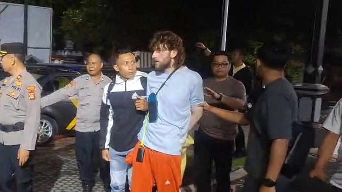 PENUSUKAN DI BALI - Polisi mengamankan WNA Inggris berinisial AM (29) yang diduga menusuk seorang pegawai hotel di Kabupaten Buleleng, Bali, Selasa (5/5/2026) malam