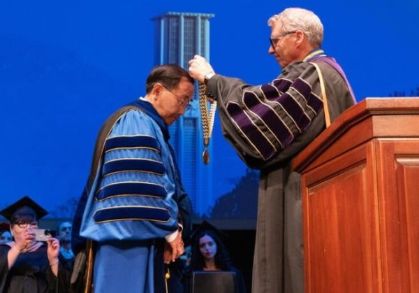 UC President James Milliken presents UCR Chancellor S. Jack Hu with the Chancellors Medal during the formal investiture ceremony on Thursday, Feb. 5 at the University Theatre. Photo courtesy of the university