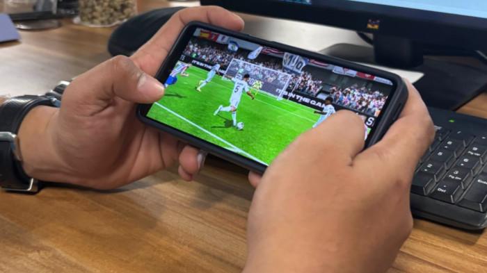 KODE REDEEM FC - Potret bermain gim FC Mobile dari EA Sports diambil Kamis (25/12/2025). Berikut kode redeem FC Mobile terbaru hari ini, Minggu, 10 Mei 2026, dilansir dari berbagai sumber