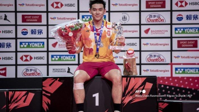 Kunlavut Vitidsarn berpose dengan medalinya usai pertandingan final tunggal putra Kejuaraan Dunia Bulu Tangkis BWF di Kopenhagen, Denmark, pada 27 Agustus 2023.