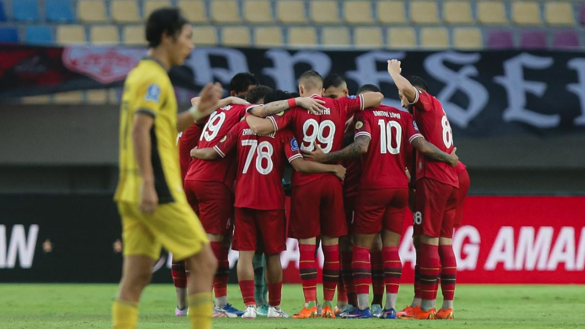 INDONESIA SUPER LEAGUE - Para pemain Persis Solo melakukan tos laga dalam pertandingan melawan Semen Padang di Stadion Manahan, Solo, Jawa Tengah, Minggu, 12 April 2026 pada lanjutan Super League 2025/2026.
