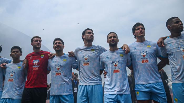 Momen penyerang Persib Bandung Andrew Jung berpegangan erat dengan rekan satu tim menyatukan jiwa saat kedatangan ribuan Bobotoh ke sesi latihan jelang duel Persija vs Persib, Minggu (10/5/2026) mendatang. (KOMPAS.com/ADIL NURSALAM)