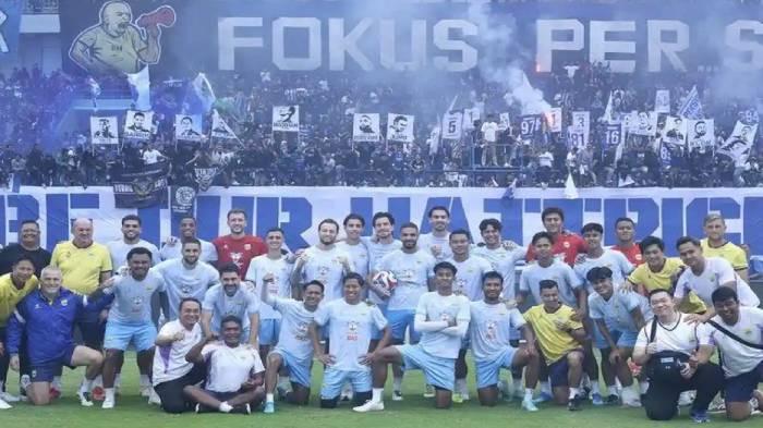 LIVE STREAMING - Tim Persib Bandung dan para pendukungnya. Persib akan melawan Persija hari ini, Minggu (10/5/2026). Anda bisa melihatnya melalui link live streaming.