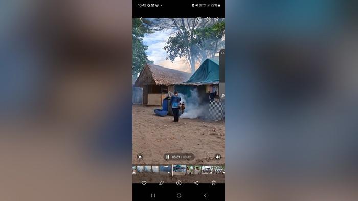 MALARIA -- Petugas Kesehatan, saat melakukan fogging di daerah Pantai Bubus dan melakukan screning terhadap warga yang terdampak malaria, Sabtu (9/5/2026).