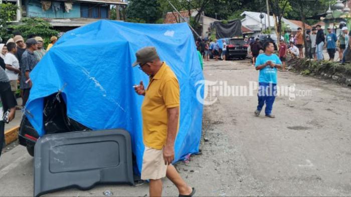 KECELAKAAN BERUNTUN - Penampakan kendaraan yang terlibat kecelakaan beruntun masih berada di lokasi di kawasan Padang Besi, Minggu (10/5/2026). Polisi masih melakukan penyelidikan dan pengaturan arus lalu lintas di sekitar lokasi kejadian.