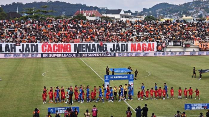 Laga panas bertajuk El Clasico Indonesia antara Persija Jakarta melawan Persib Bandung semakin memanas setelah Persib berhasil menaikkan kedudukan menjadi 2-1 pada babak pertama di Stadion Segiri, Samarinda, Kalimantan Timur, Minggu (10/5/2026).(Pandawa Borniat/kompas.com)