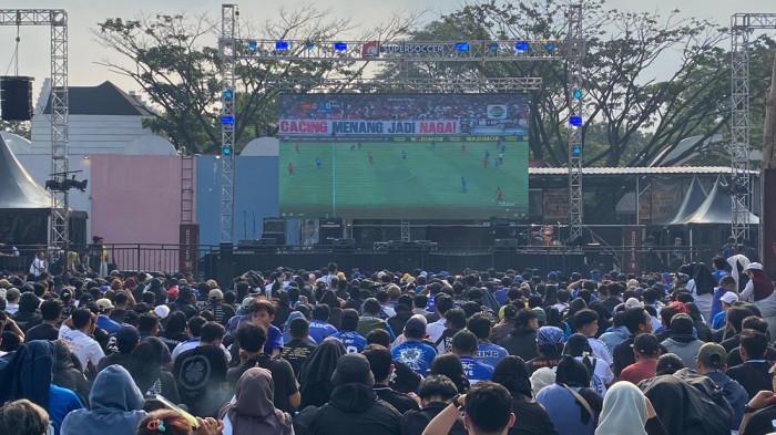 NOBAR PERSIB - Ribuan bobotoh saat nobar Persib Bandung vs Persija di The Park Jabar, Minggu (10/5/2026). Tribun Jabar/Hilman Kamaludin.