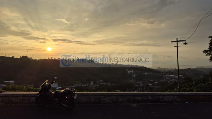 SENJA - Keindahan senja di rest area Koka, Kecamatan Tombulu, Kabupaten Minahasa. Cocok jadi lokasi foto