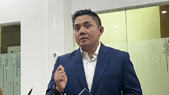 BANTAH CHAOS - Sekretaris Kabinet Teddy Indra Wijaya di Istana Kepresidenan, Jakarta, Jumat, (10/4/2026). Ia membantah isu yang menyebutkan bahwa Indonesia akan mengalami Chaos dalam beberapa waktu mendatang.