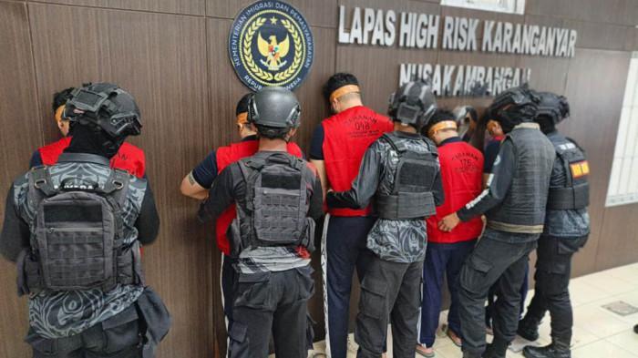 AMMAR ZONI KE NUSAKAMBANGAN — Aktor Ammar Zoni bersama empat warga binaan lainnya resmi dikembalikan ke Lapas Nusakambangan, Jawa Tengah, pada Jumat (8/5/2026) menjelang tengah malam.