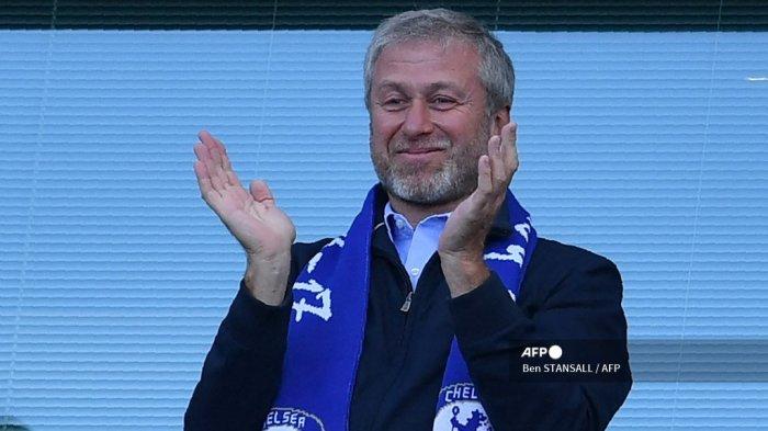 (FILES) Dalam file foto ini diambil pada 21 Mei 2017 (FILES) Dalam file ini foto diambil pada 21 Mei 2017 Pemilik Chelsea dari Rusia Roman Abramovich bertepuk tangan, saat para pemain merayakan kemenangan gelar liga mereka di akhir pertandingan sepak bola Liga Premier antara Chelsea dan Sunderland di Stamford Bridge di London. Pemilik Chelsea Roman Abramovich pada 2 Maret 2022 menegaskan akan menjual klub Liga Inggris itu di tengah invasi Rusia ke Ukraina. Miliarder Rusia Abramovich telah memutuskan bahwa itu adalah 