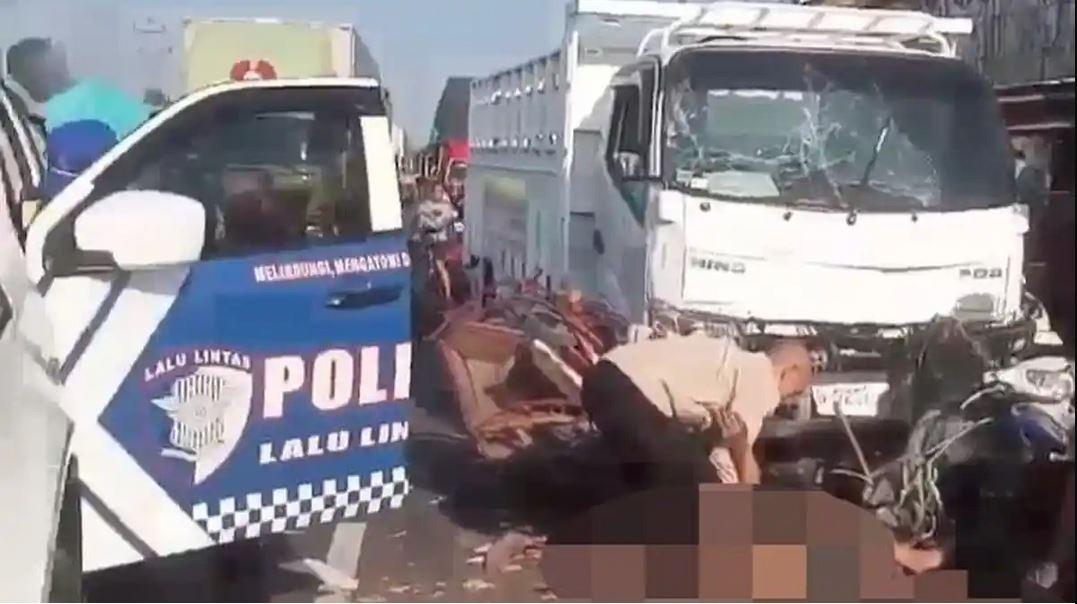 EVAKUASI - Polisi saat mengevakuasi korban yang terlibat kecelakaan di depan Pos Gakkum Tanjung pada Minggu 10 Mei 2026.