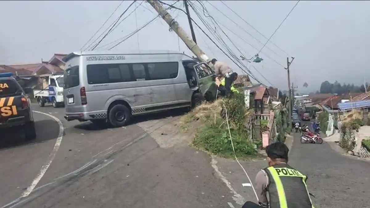 KECELAKAAN - Anggota Satlantas Polres Probolinggo saat melakukan olah TKP kecelakaan beruntun di Desa Ngadas, Kecamatan Sukapura, Kabupaten Probolinggo, Sabtu (9/5/2026). Beruntung dalam kecelakaan yang melibatkan empat kendaraan itu, tidak ada korban jiwa.