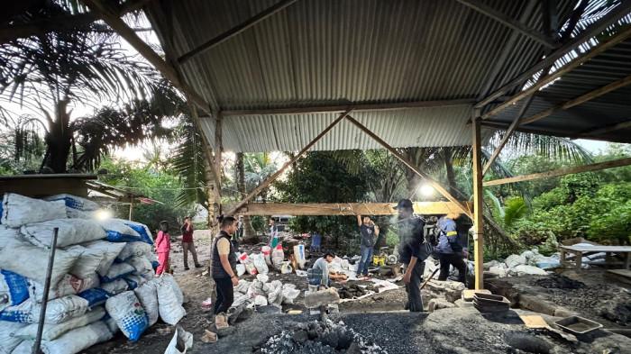 PENGGEREBEKAN TIMAH – Jajaran kepolisian dari Satreskrim Polres Bangka Selatan ketika melakukan penggerebekan di sebuah pondok kebun di Desa Tukak, Kecamatan Tukak Sadai, Rabu (6/5/2026) pagi. Pondok tersebut diduga dijadikan sebagai tempat peleburan bijih timah ilegal.