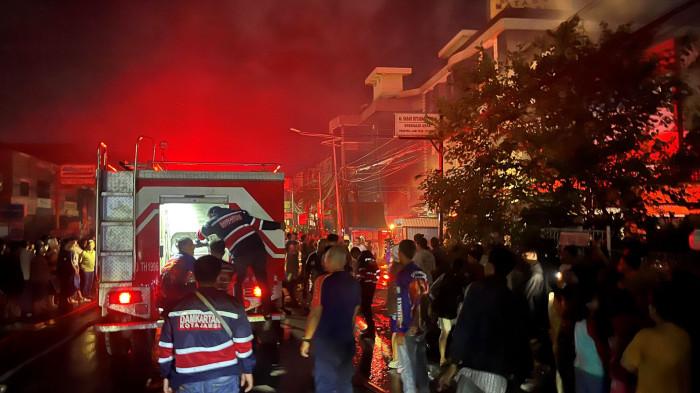KEBAKARAN SIMPANG PULAI - Tiga ruko di depandepan Hotel Aston Jambi, tepatnya di deretan PS Store, Kamis (7/5/2026) terbakar. Petugas Damkartan Kota Jambi berjibaku memadamkan api.