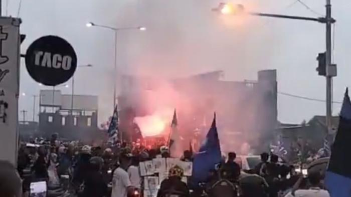 BOBOTOH PESTA — Ribuan pendukung Persib Bandung atau Bobotoh memadati kawasan Seroja, Soreang, Kabupaten Bandung, dengan aksi konvoi dan pesta flare usai kemenangan 2-1 atas Persija Jakarta dalam lanjutan Liga 1 2025/2026, Minggu (10/5/2026). Euforia luar biasa ini menyelimuti berbagai wilayah Jawa Barat seiring langkah Maung Bandung yang kini semakin dekat menuju tangga juara.