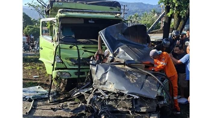 KECELAKAAN BERUNTUN - Penampakan kondisi sejumlah kendaraan yang terlibat kecelakaan di kawasan Kelurahan Padang Besi, Kecamatan Lubuk Kilangan, Kota Padang, Sumatera Barat (Sumbar) pada hari Minggu (10/5/2026). Pada kecelakaan tersebut sejumlah korban dilaporkan terjepit dalam kendaraan.