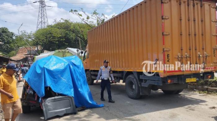 KECELAKAAN BERUNTUN - Kemacetan panjang terjadi di kawasan Padang Besi usai kecelakaan beruntun, Minggu (10/5/2026). Polisi memberlakukan sistem buka tutup jalan untuk mengurai kepadatan kendaraan di lokasi.