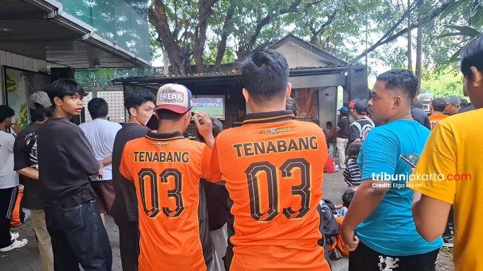 NOBAR PERSIJA - Suasana Jakmania menghadiri nobar laga Persija vs Persib yang digelar Jakmania Tenabang di kawasan Bendungan Hilir, Jakarta Pusat, Minggu (10/5/2026).