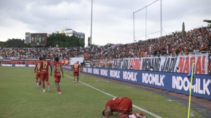 Selebrasi pemain Persija Jakarta, Alaaeddine Ajaraie setelah menjebol gawang Persib Bandung di Stadion Segiri, Samarinda, Minggu (10/5/2026).