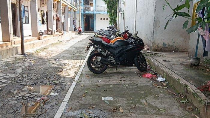 Indekos lokasi pencurian sepeda motor dilakukan komplotan maling bersenjata api di Jalan H. Naman, Duren Sawit, Jakarta Timur, Minggu (10/5/2026).