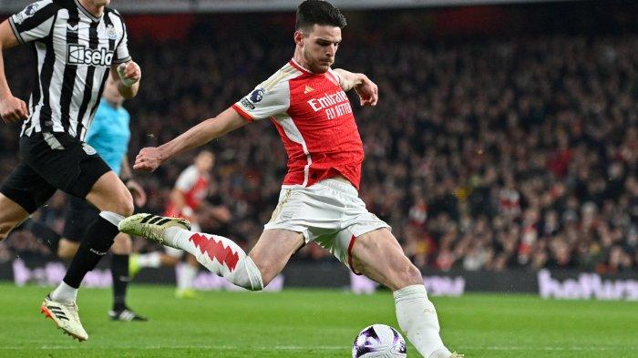 Pemain Arsenal Declan Rice saat menendang bola ke gawang Newcastle dalam lanjutan pekan ke-26 Liga Inggris pada Minggu (25/2/2024) dinihari WIB.