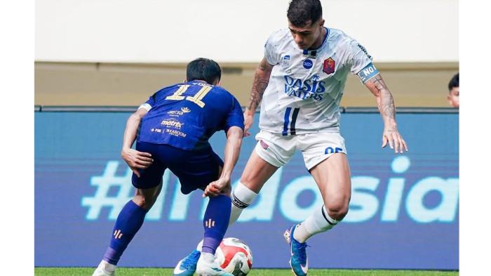 GIRING BOLA - Pemain Persijap Jepara, Carlos Franca menggiring bola dari hadangan lawan saat pertandingan Persijap melawan Persita Tangerang di Banten International Stadium, Minggu (10/5/2026). Persijap menang 3-0 dan memastikan diri bertahan di Liga 1 Indonesia musim depan. 