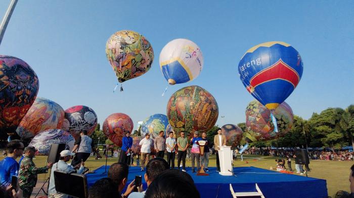 BALON UDARA - Festival balon udara digelar di Alun-alun Simpang Tujuh Kudus, Minggu (10/5/2026).
