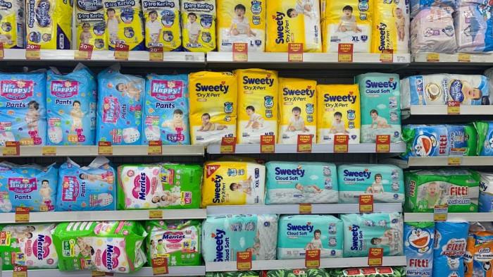 PROMO HARGA POPOK - Deretan popok berbagai merek yang dipajang di Indomaret Ngringo pada hari Sabtu (14/2/2026). Inilah daftar produk diskon dalam katalog promo Alfamart, Indomaret, dan Superindo untuk Senin, 11 Mei 2026