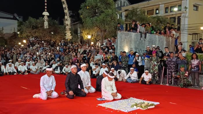 MILANGKALA TATAR SUNDA - Malam di Kota Cirebon berubah menjadi lautan manusiaVWWWW