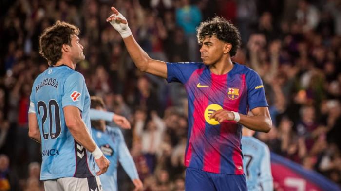 LAMINE YAMAL - Pemain Barcelona, Lamine Yamal, menunjuk bangku cadangan tim setelah melesatkan tendangan penalti yang berbuah gol dalam laga Barcelona vs Celta Vigo di Camp Nou, pada 23 April 2026 waktu setempat. (Foto: Barcelona)