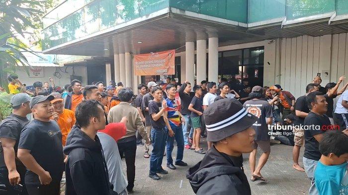 KECEWA PERSIJA KALAH. Jakmania yang menggelar nobar bersama Korwil Tenabang merasakan kekecewaan lantaran tim kesayangannya kalah atas Persib Bandung, Minggu (10/5/2026).