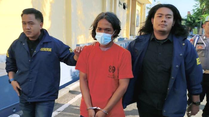 PMEBUNUHAN KEJI - Tersangka Satuan (42) dikeler petugas saat menjalani pemeriksaan atas kejahatan penganiayaan yang menyebabkan mertua meninggal dan melukai istri, di Mapolres Mojokerto, Jawa Timur, Kamis (7/5/2026).