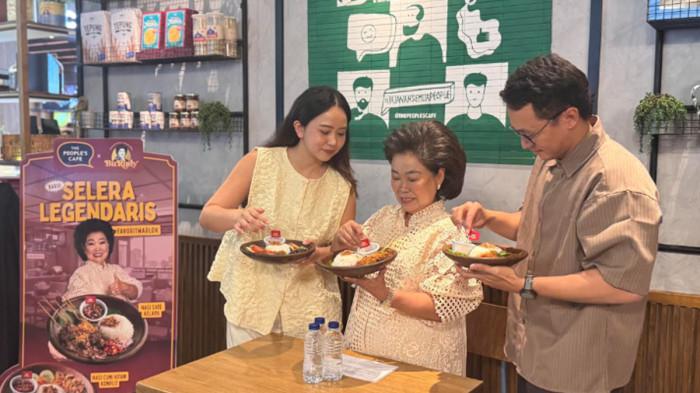 KULINER JAWA TIMUR - Brand Marketing Manager The Peoples Cafe Nuranti Dwiyana Putri, Lanny Siswadi pemilik oleh oleh Bu Rudy dan Samuel dari ISMAYA tengah mengenalkan kuliner baru di The Peoples Cafe Pakuwon Mall Surabaya, Jumat (8/5/2026). Ikon kuliner Jawa Timur dari Bu Rudy, kini bisa dinikmati di The Peoples Cafe