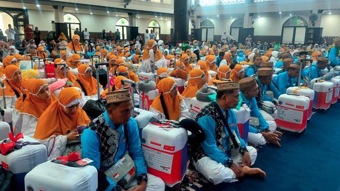 PELEPASAN JEMAAH — Potret jemaah calon haji duduk menanti momen pelepasan di Masjid Agung