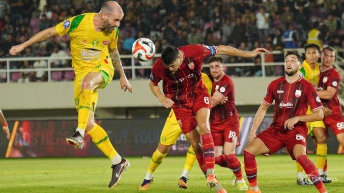 BERDUEL UDARA - Pesepak bola Persis Solo, Luka Dumancic (tengah) berduel udara dengan pesepak bola Persebaya, Milos Raickovic (kiri) dalam pertandingan Super League di Stadion Manahan, Solo, Sabtu (9/5/2026) malam. Laga Persis Solo vs Persebaya berakhir imbang tanpa gol. TRIBUNNEWS.COM/Muhammad Nursina