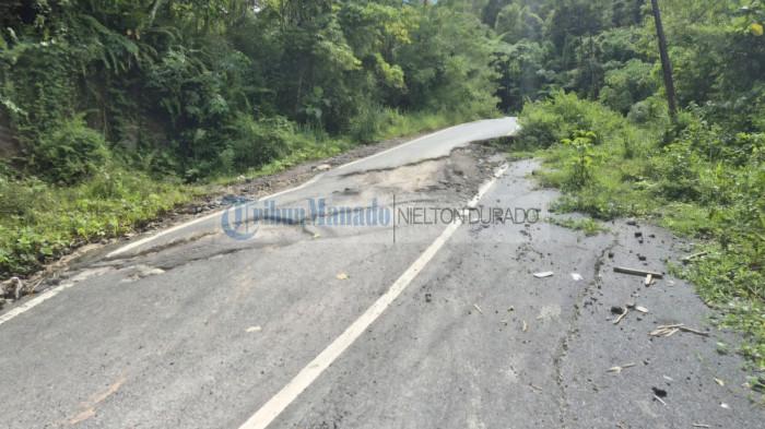 RUSAK- Kondisi jalan rusak di jalur Molobog-Modayag, Bolmong, Sulawesi Utara yang belum tersentuh perbaikan. Sangat berbahaya bagi pengguna jalan.