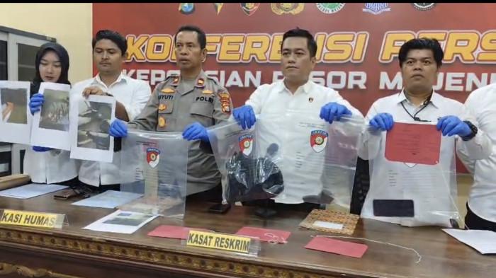 ScreenshotPolisi ungkap motif wanita inisial MTH (39) di Majene, Sulawesi Barat (Sulbar) nekat aniaya kerabatnya hingga tewas inisial NR (65), Senin (11/5/2026). Pelaku sempat membakar kamar korban, lalu meninggalkan rumah dalam keadaan terkunci.