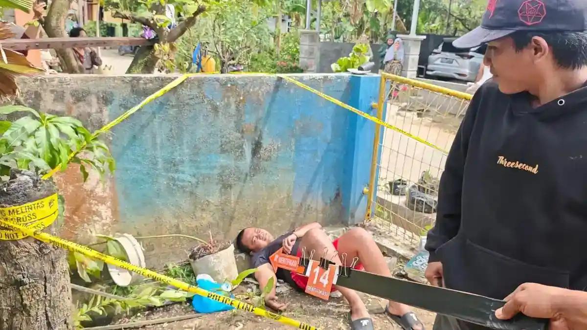 PENCURI MANGGA MENINGGAL - Olah TKP seorang pria berinisial Ri (35) di Kota Bontang, Kalimantan Timur, meninggal dunia setelah terjatuh dari pohon mangga karena terpergok mencuri.