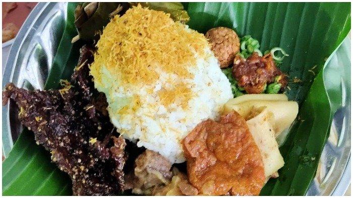 Sajian nasi punel khas Pasuruan di Nasi Punel Setia Budi yang terkenal dengan nasi lembut dan lauk tradisional bercita rasa gurih.