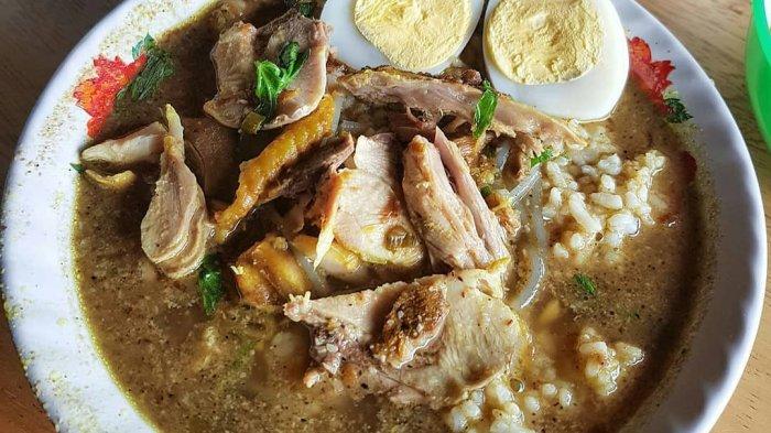 Soto Gondrong khas Pasuruan terkenal dengan kuah gurih kaya rempah dan aneka lauk pelengkap yang membuat rasanya semakin nikmat.