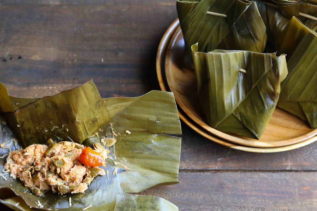 Botok tempe khas Pasuruan menghadirkan cita rasa gurih dengan aroma daun pisang yang khas, dipadukan rempah tradisional yang meresap hingga ke dalam tempe.