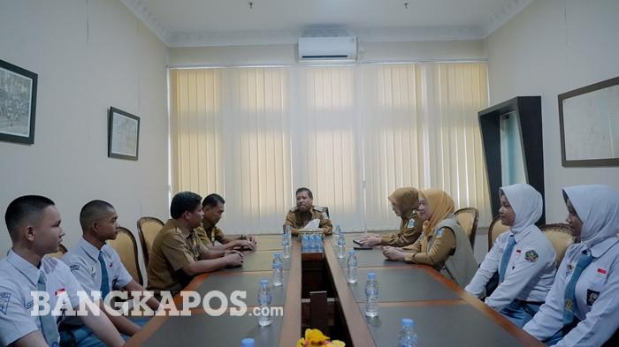 MOTIVASI DAN PEMBEKALAN -- Wali Kota Pangkalpinang, Saparudin memberikan motivasi dan pembekalan kepada delapan calon anggota Pasukan Pengibar Bendera Pusaka (Paskibraka) yang akan mewakili Kota Pangkalpinang pada seleksi tingkat Provinsi Kepulauan Bangka Belitung (Babel), Senin (11/5/2026), di ruang rapat Wali Kota lantai II.