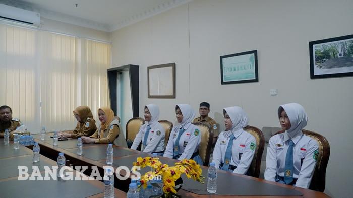 MOTIVASI DAN PEMBEKALAN -- Wali Kota Pangkalpinang, Saparudin memberikan motivasi dan pembekalan kepada delapan calon anggota Pasukan Pengibar Bendera Pusaka (Paskibraka) yang akan mewakili Kota Pangkalpinang pada seleksi tingkat Provinsi Kepulauan Bangka Belitung (Babel), Senin (11/5/2026), di ruang rapat Wali Kota lantai II.