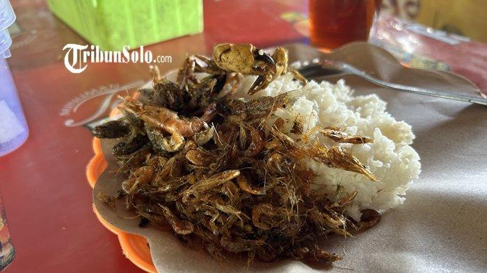 KULINER LEGENDARIS - Kuliner Sego Yuyu Pak Jenggot di Desa Pokak, Kecamatan Ceper, Kabupaten Klaten. Beginilah kisah Sego Yuyu Pak Jenggot yang populer.