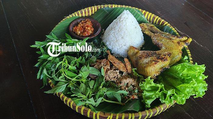 Potret sego wiwit HaWe lengkap dengan sambal dan ayam kampung asap, yang berlokasi di Jalan Prenjak No.42, Mojorejo, Bareng Lor, Kecamatan Klaten Tengah, Klaten.
