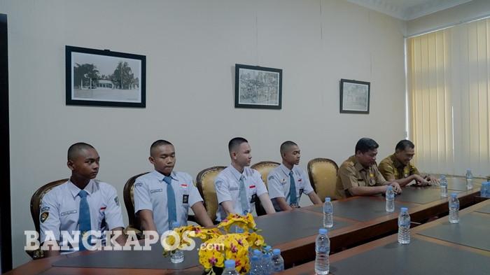 MOTIVASI DAN PEMBEKALAN -- Wali Kota Pangkalpinang, Saparudin memberikan motivasi dan pembekalan kepada delapan calon anggota Pasukan Pengibar Bendera Pusaka (Paskibraka) yang akan mewakili Kota Pangkalpinang pada seleksi tingkat Provinsi Kepulauan Bangka Belitung (Babel), Senin (11/5/2026), di ruang rapat Wali Kota lantai II.